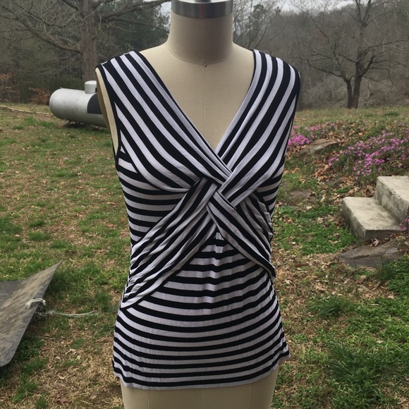 B/W Sleeveless twist front top - Picture 1 of 4
